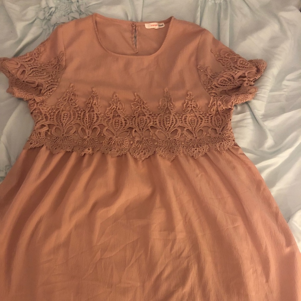 Polyester dress with lace details